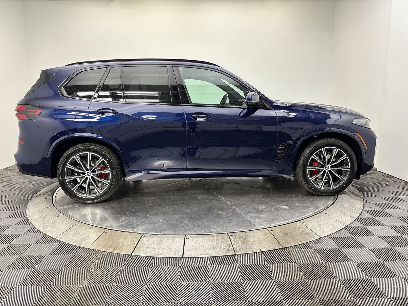 New 2026 BMW X5 xDrive40i w/ M Sport Package AWD/4WD image 17