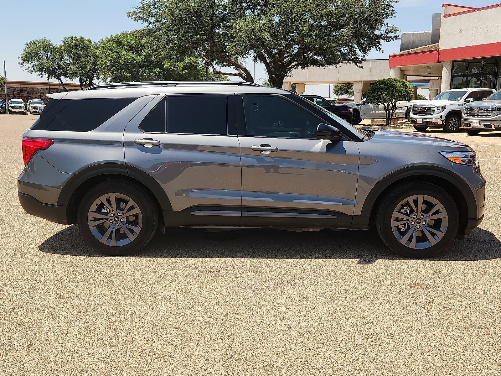 Used 2023 Ford Explorer XLT w/ Equipment Group 202A RWD image 5