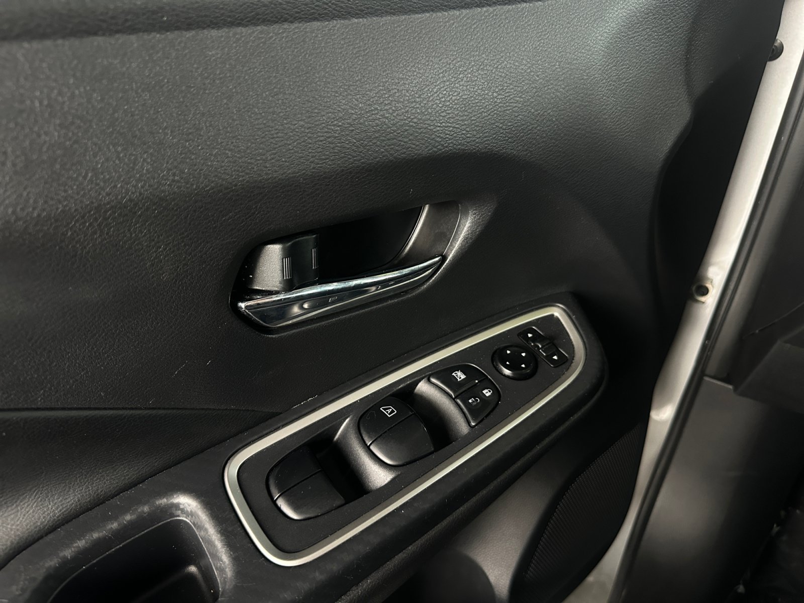 Used 2022 Nissan Versa SR w/ Convenience Package FWD image 16