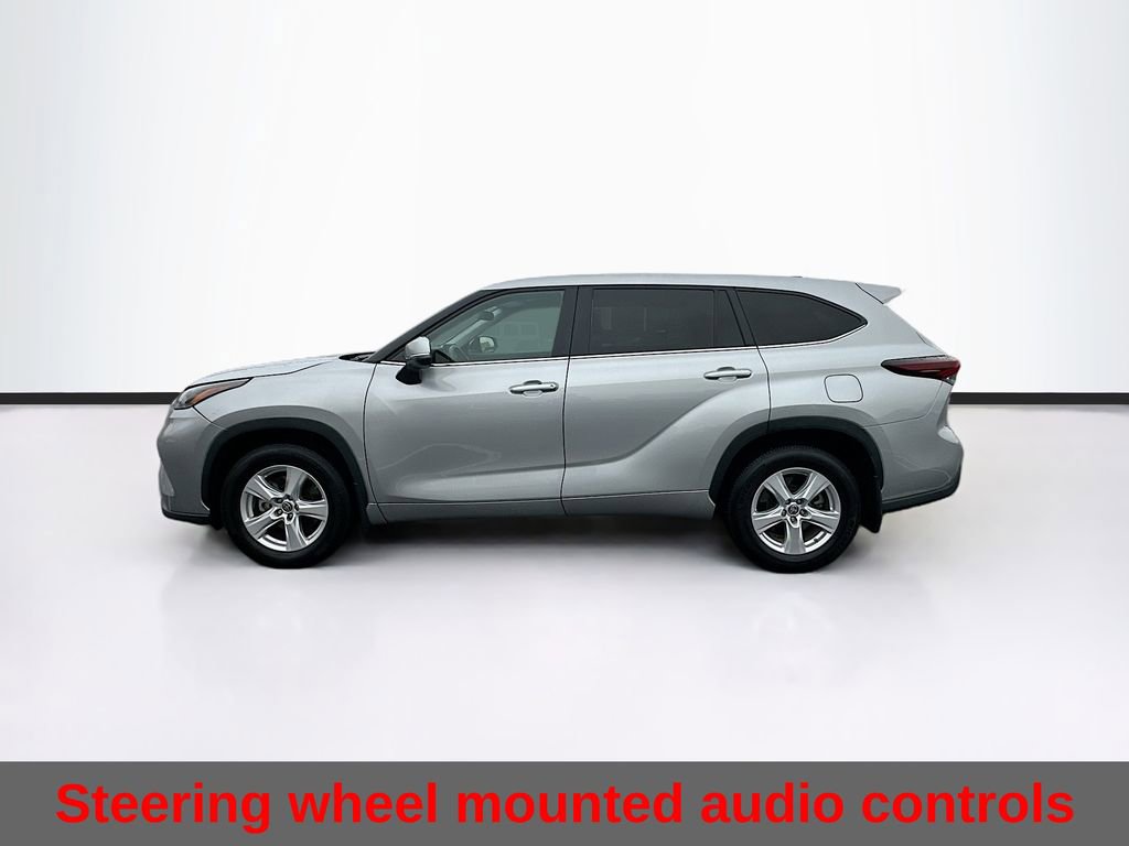 Used 2024 Toyota Highlander LE AWD/4WD image 7