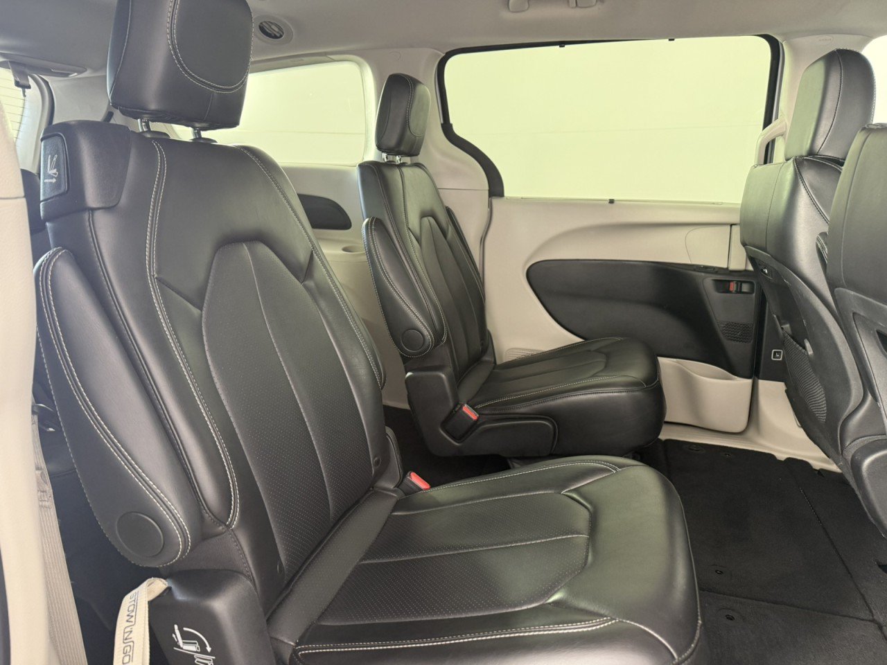 Used 2024 Chrysler Pacifica Touring-L FWD image 13