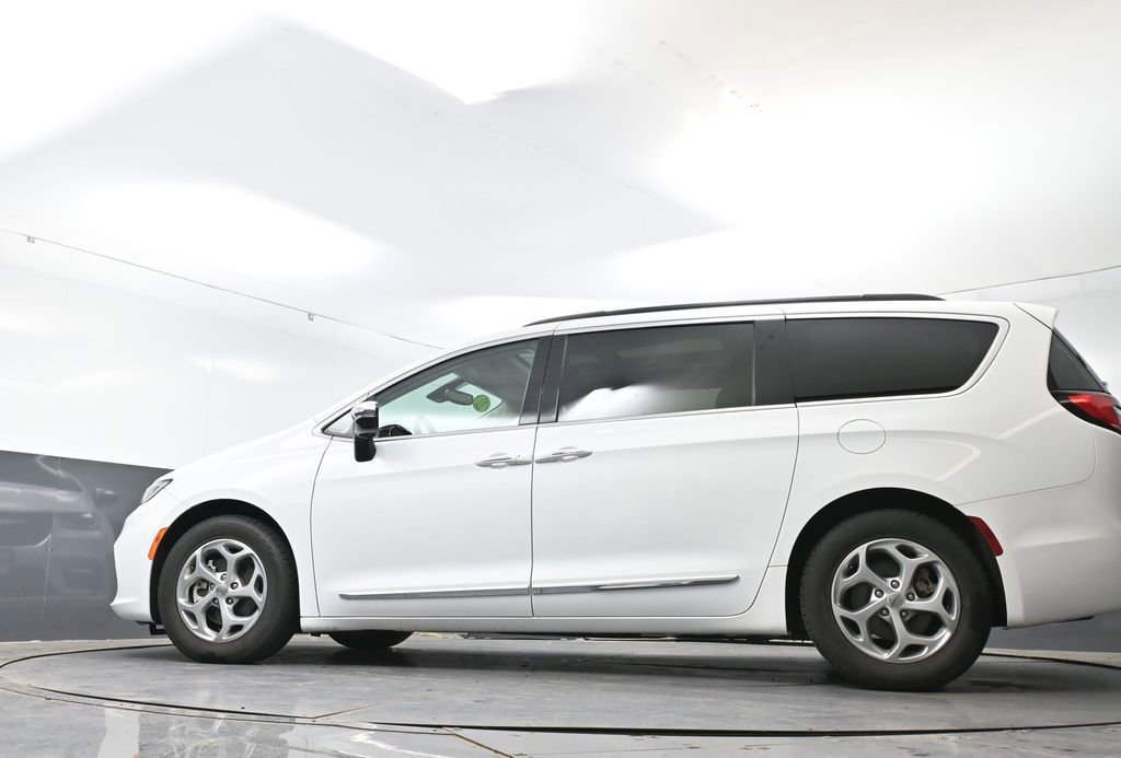 Used 2023 Chrysler Pacifica Limited FWD image 53