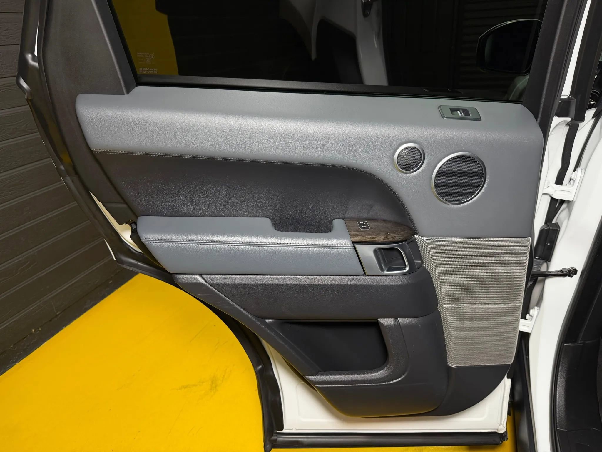 Used 2014 Land Rover Range Rover Sport SE image 48
