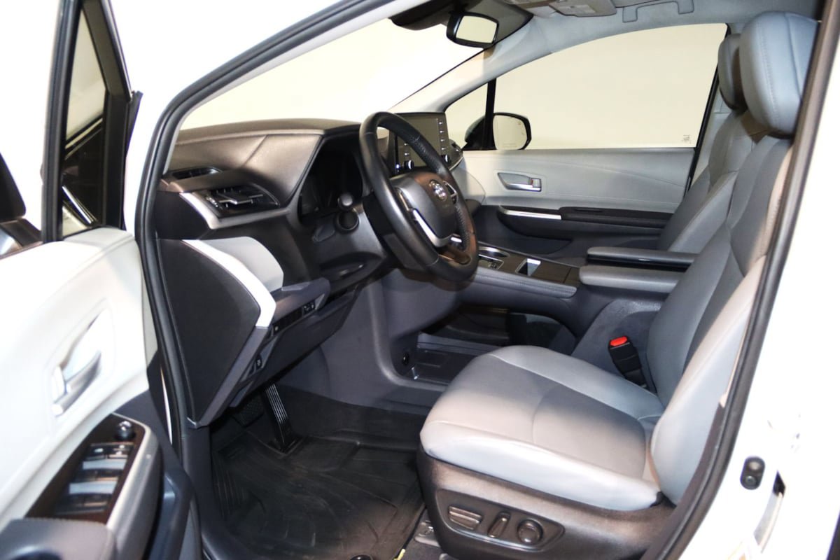 Used 2023 Toyota Sienna XLE FWD image 29