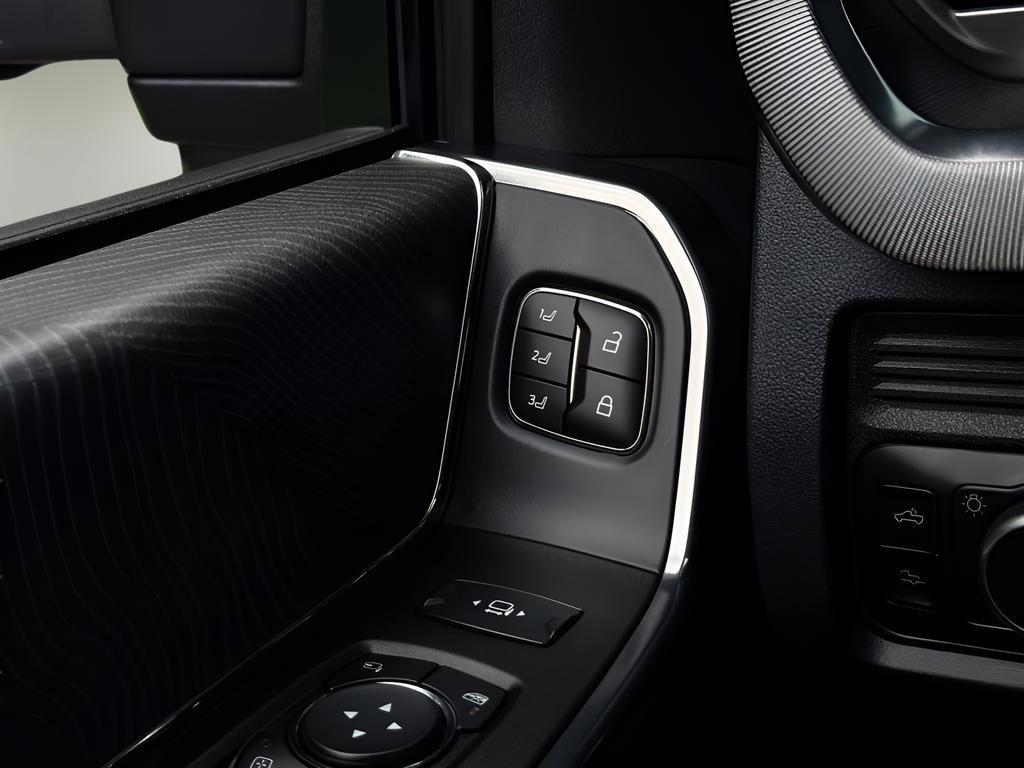 Used 2025 Ford F250 Platinum w/ FX4 Off-Road Package image 23