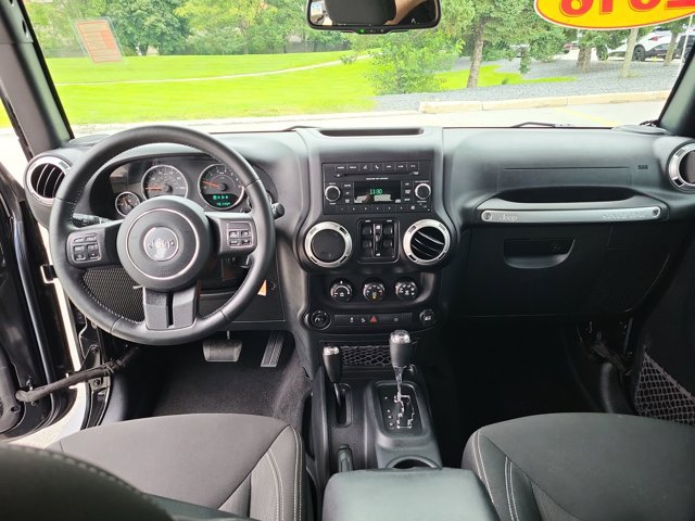Used 2016 Jeep Wrangler Unlimited Sahara w/ Connectivity Group AWD/4WD image 17