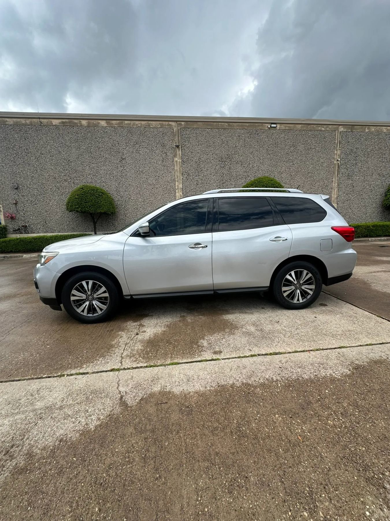 Used 2017 Nissan Pathfinder SV image 10