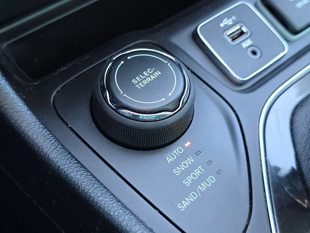 Used 2019 Jeep Cherokee Limited image 29