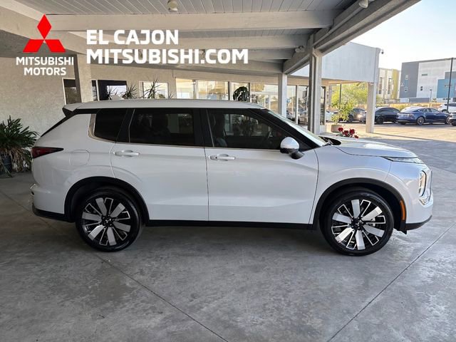 Used 2025 Mitsubishi Outlander SE image 2