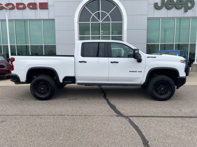 Used 2025 Chevrolet Silverado 2500 ZR2 w/ LPO, Dark Essentials Package AWD/4WD image 4