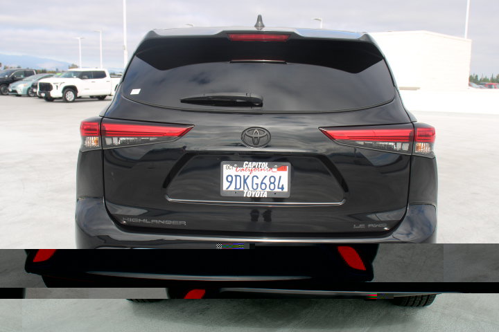 Used 2022 Toyota Highlander LE AWD/4WD image 4