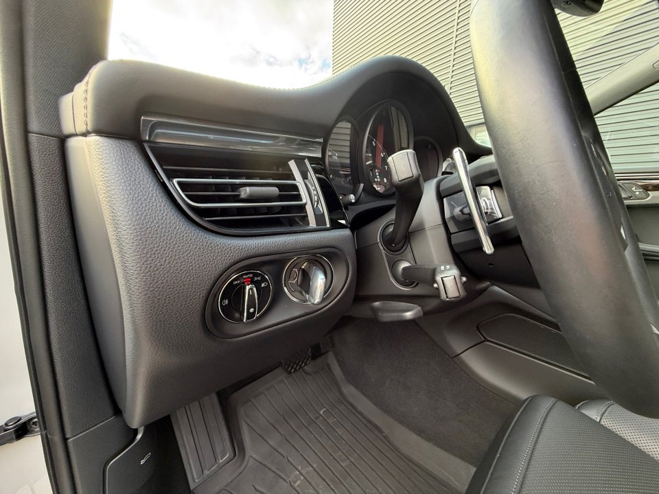 Certified 2025 Porsche Macan image 23
