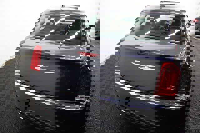 Used 2016 Chrysler 300 Limited image 8