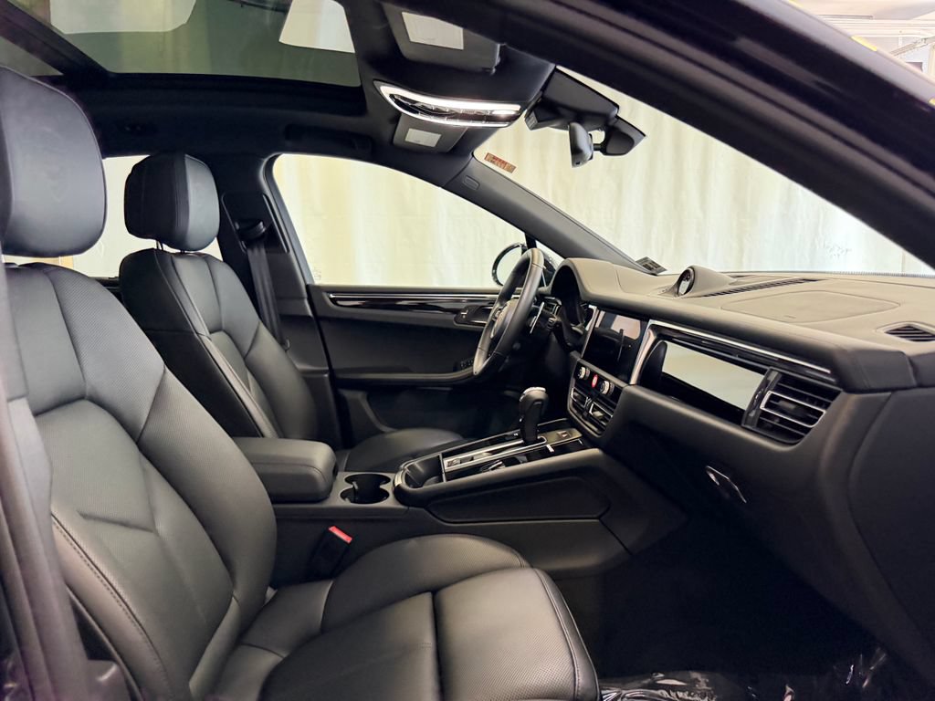 Certified 2026 Porsche Macan AWD/4WD image 16