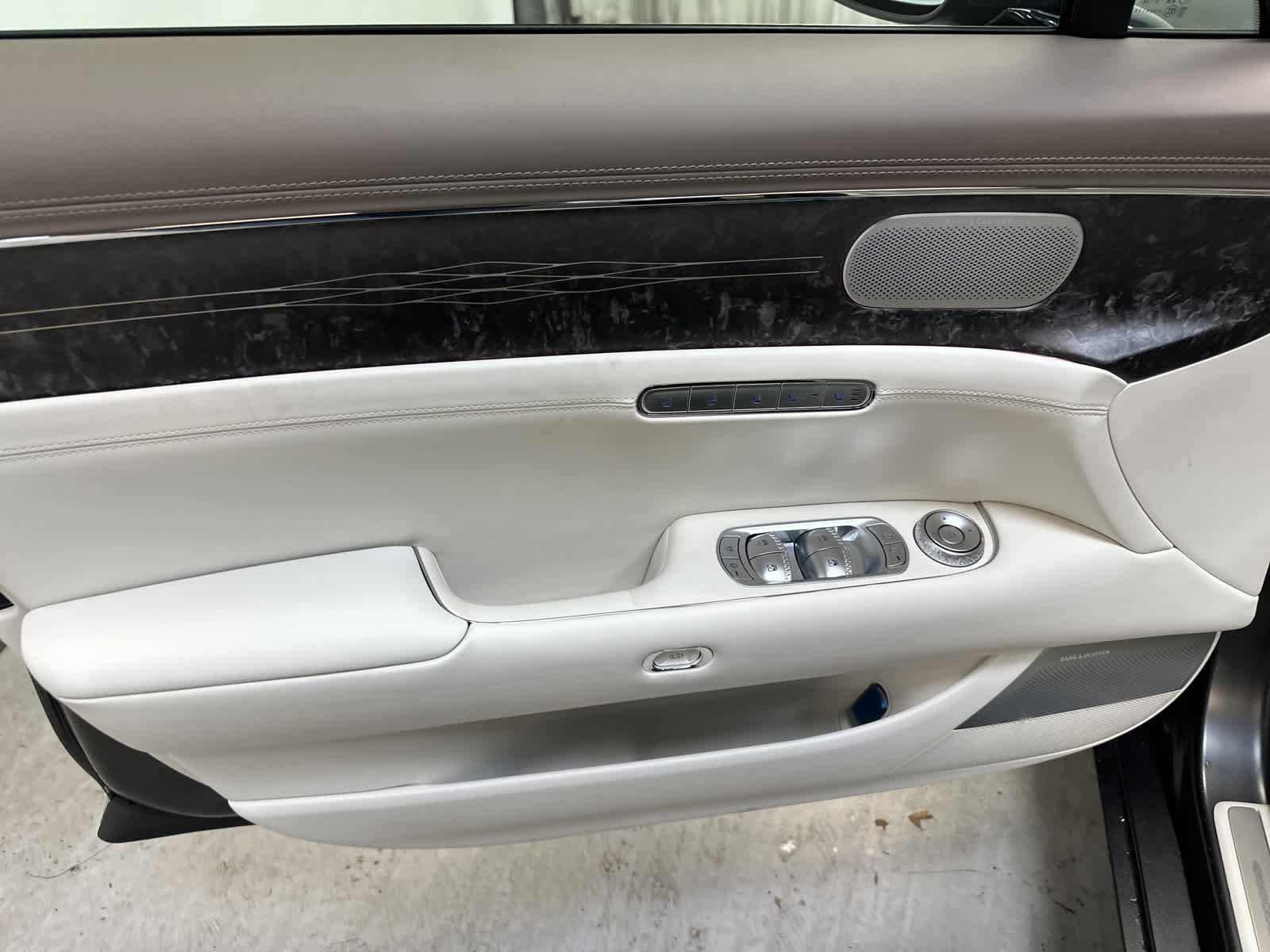 New 2024 Genesis G90 3.5T image 10