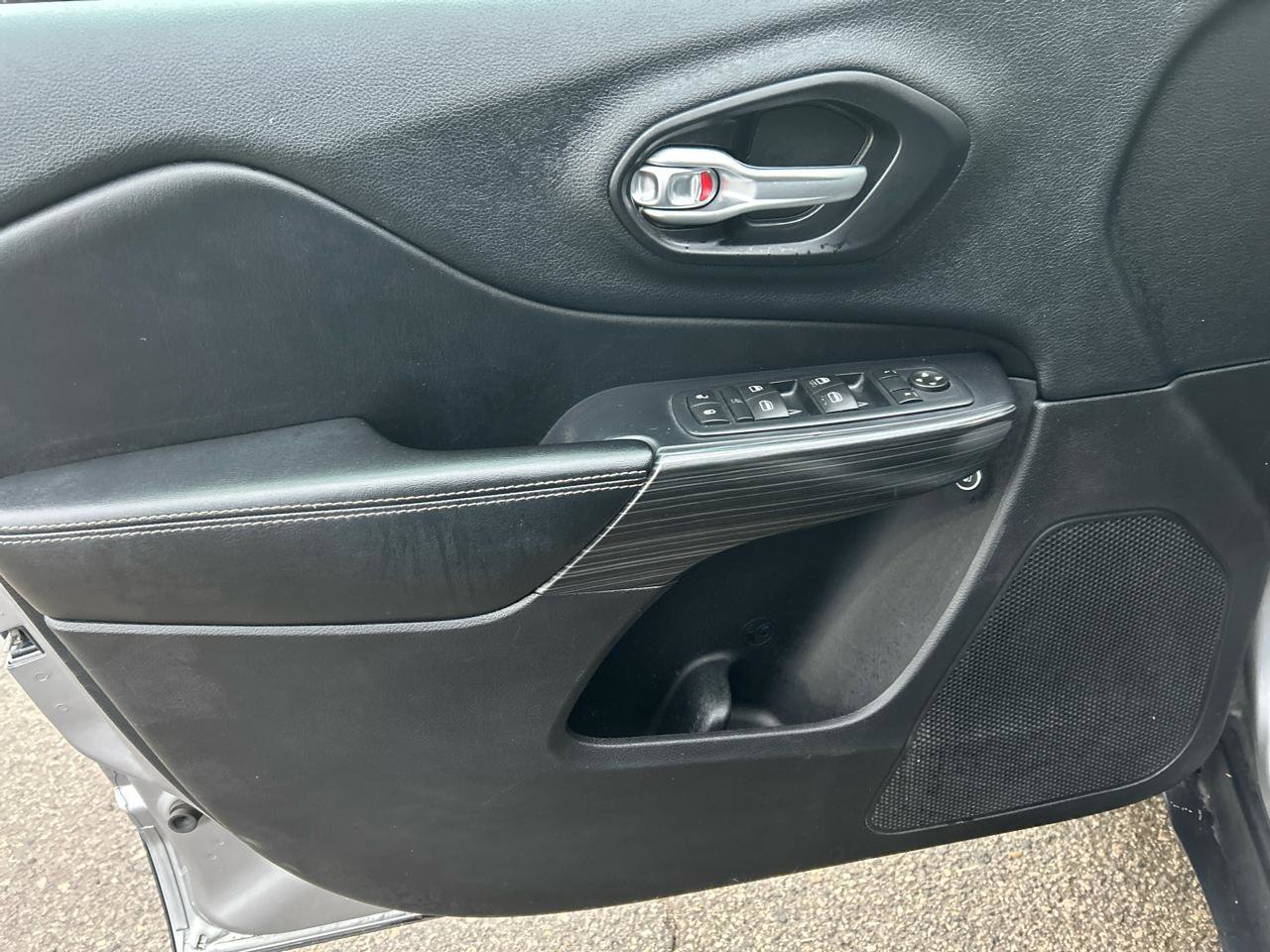 Used 2016 Jeep Cherokee Limited image 8