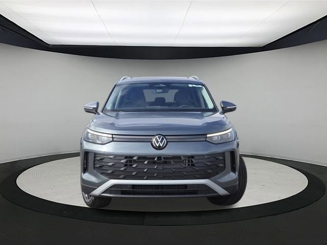 New 2025 Volkswagen Tiguan SE image 2