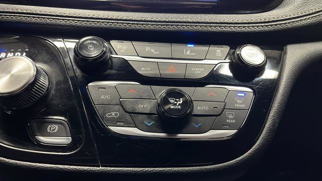 Used 2024 Chrysler Pacifica Select image 17