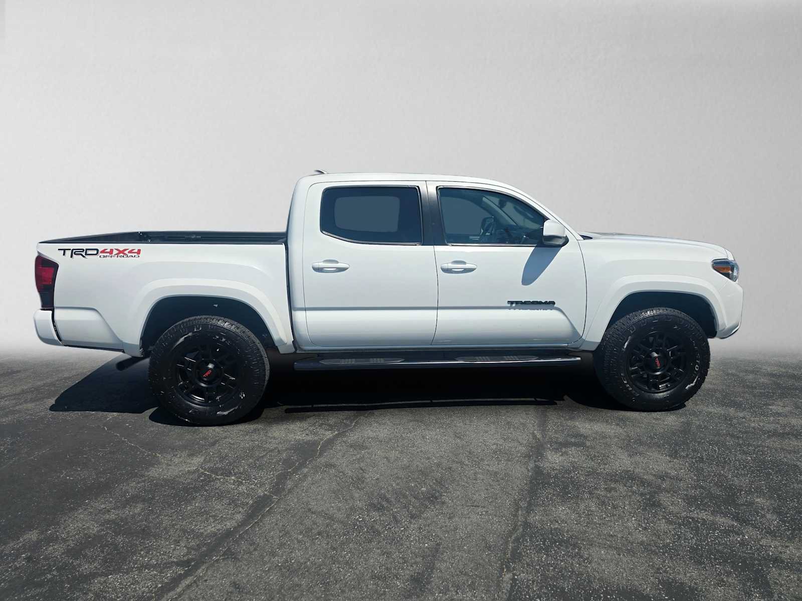 Used 2023 Toyota Tacoma SR5 AWD/4WD image 2
