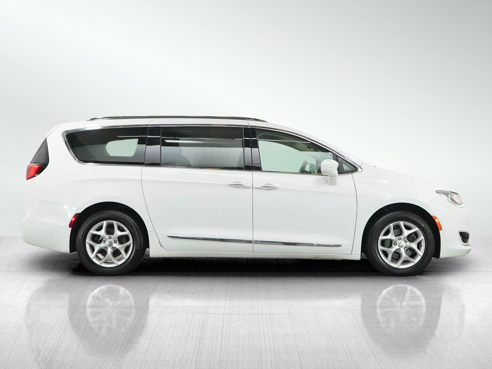 Used 2018 Chrysler Pacifica Touring-L w/ Tire & Wheel Group FWD image 6