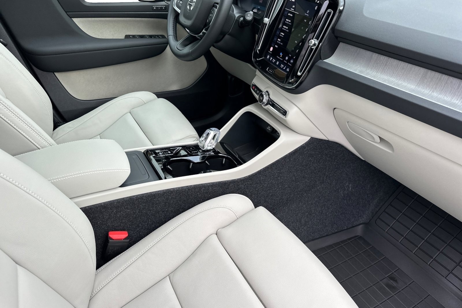 New 2026 Volvo XC40 B5 Ultra w/ Climate Package image 18