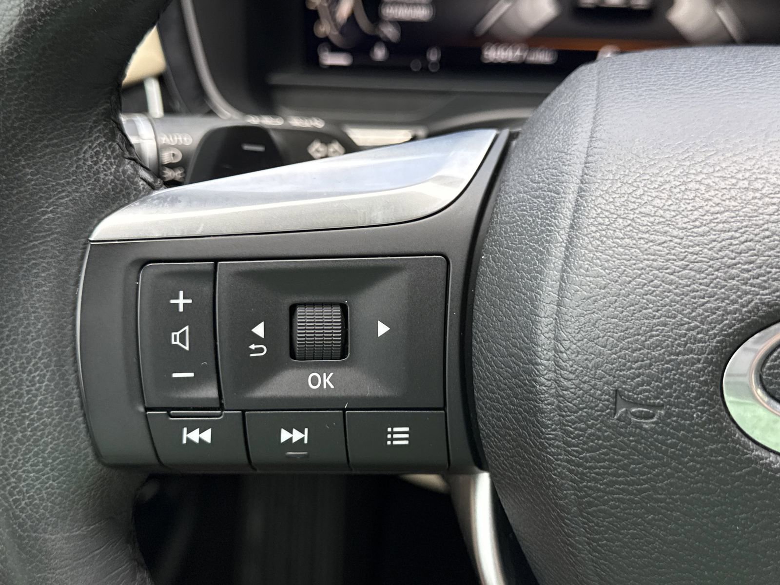 Used 2023 INFINITI QX60 Luxe w/ Cargo Package FWD image 23