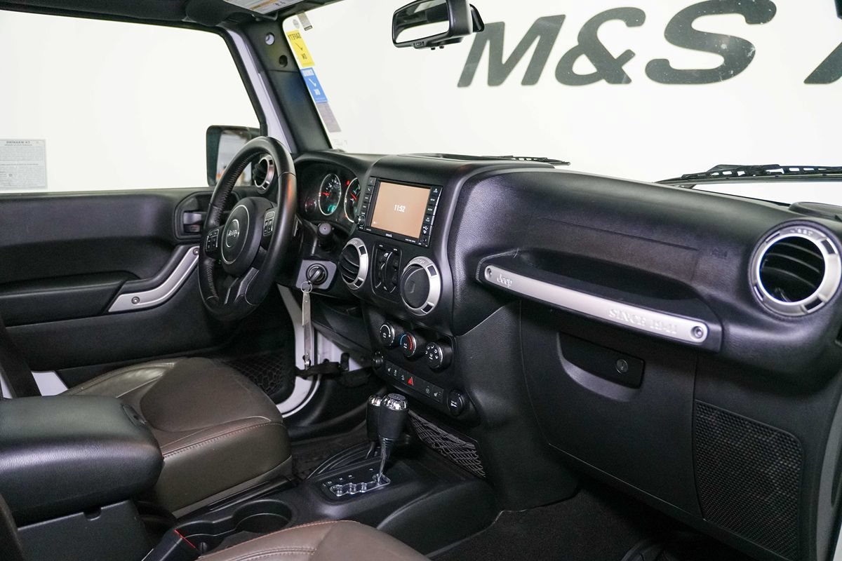 Used 2017 Jeep Wrangler Unlimited Sahara w/ Connectivity Group AWD/4WD image 26