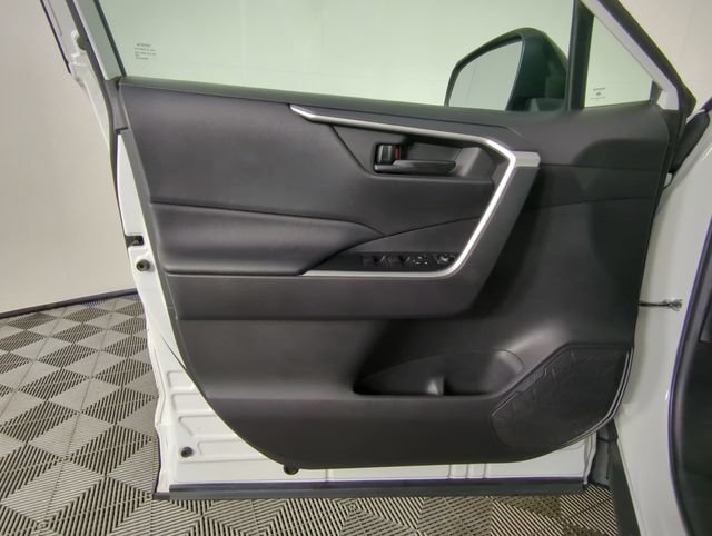 Used 2021 Toyota RAV4 LE AWD/4WD image 30