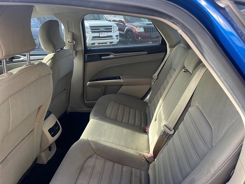 Used 2017 Ford Fusion SE w/ Fusion SE Technology Package image 6