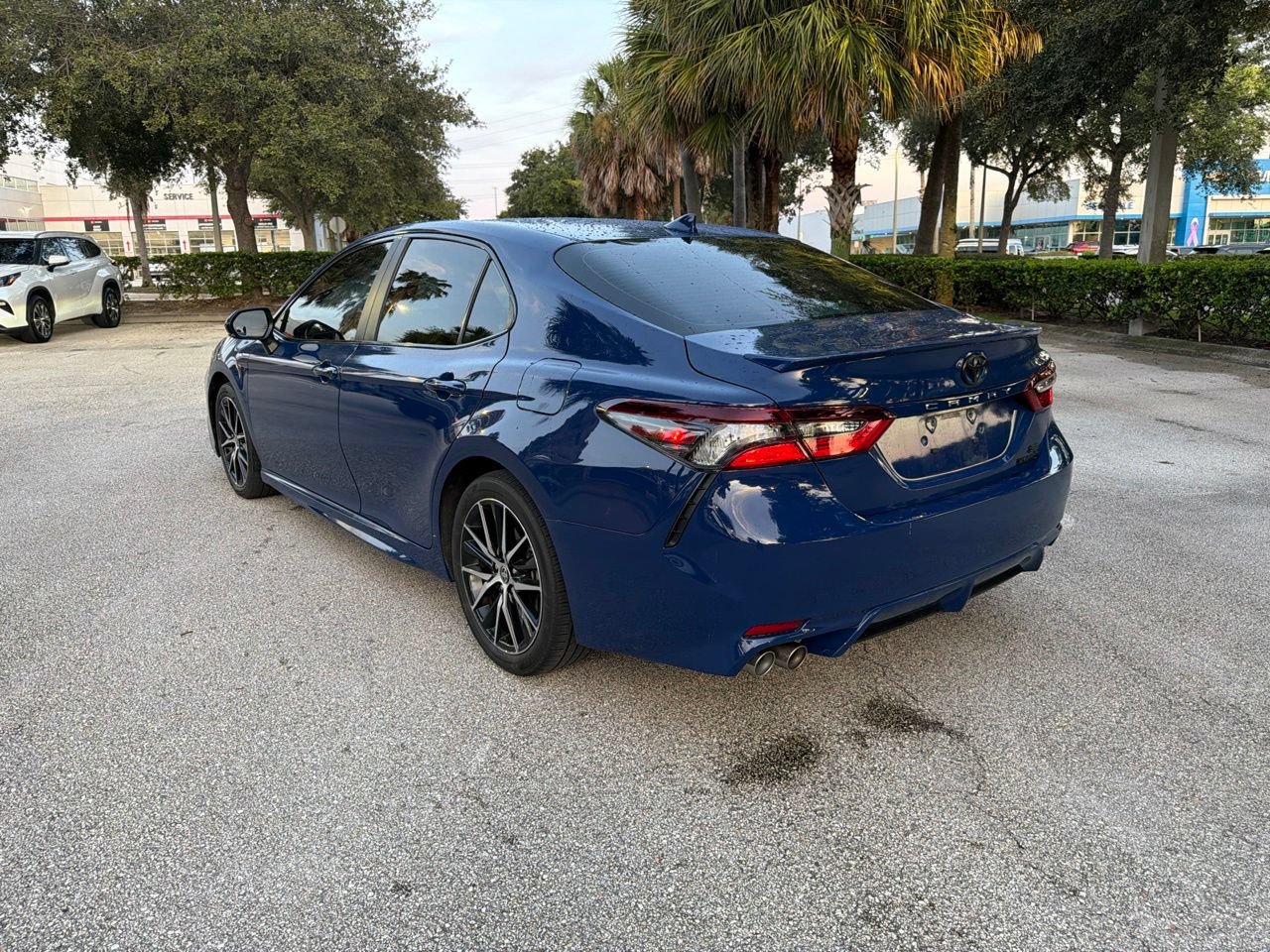Used 2023 Toyota Camry SE FWD image 3