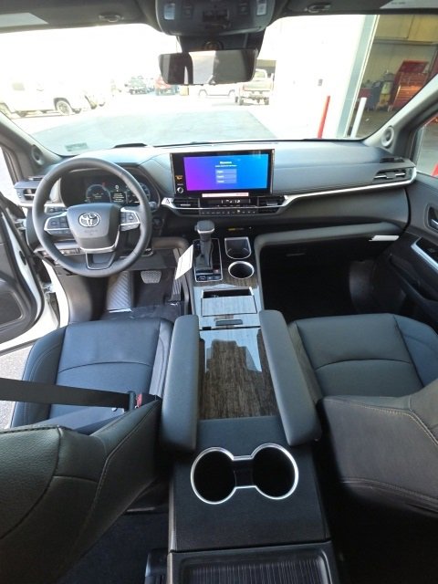 New 2025 Toyota Sienna Platinum image 7