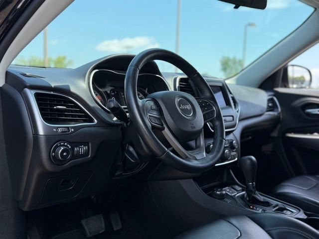 Used 2019 Jeep Cherokee Latitude Plus AWD/4WD image 9