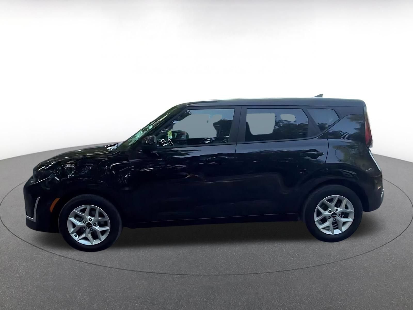 Used 2025 Kia Soul LX w/ LX Technology Package FWD image 9