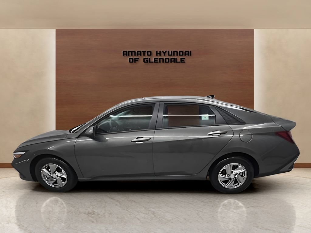 New 2026 Hyundai Elantra SE FWD image 3