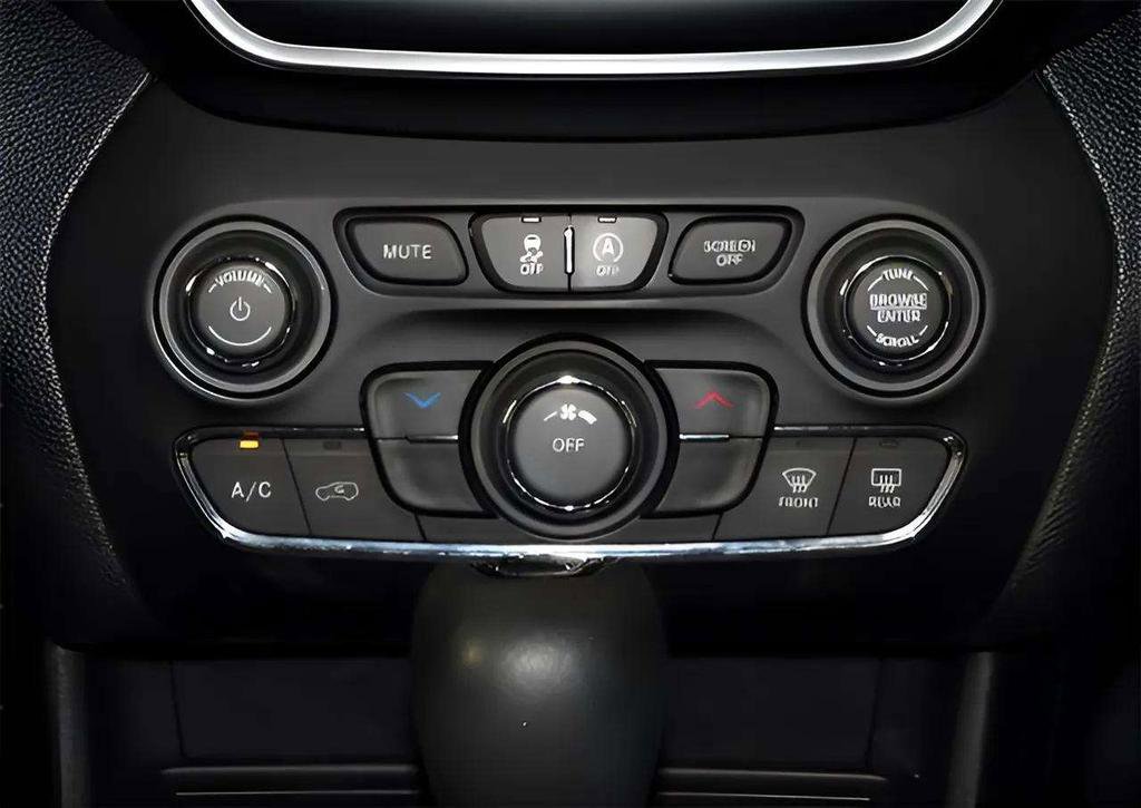 Used 2021 Jeep Cherokee Latitude Plus FWD image 20