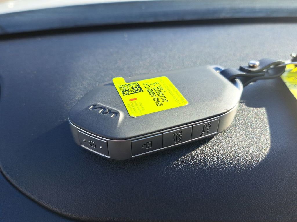 Used 2025 Kia K4 LXS image 31