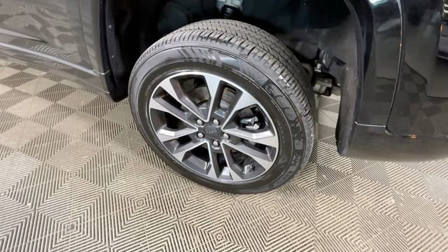 Used 2023 Jeep Grand Cherokee Overland w/ Luxury Tech Group IV AWD/4WD image 13