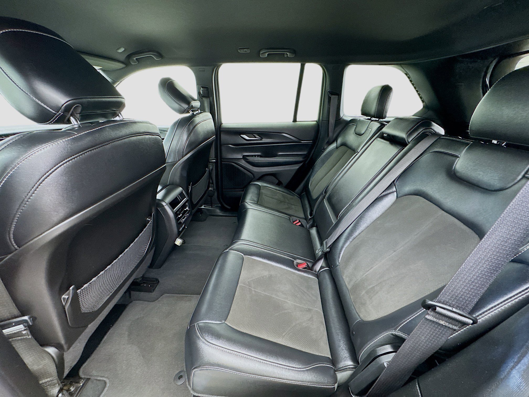 Used 2023 Jeep Grand Cherokee Altitude image 15