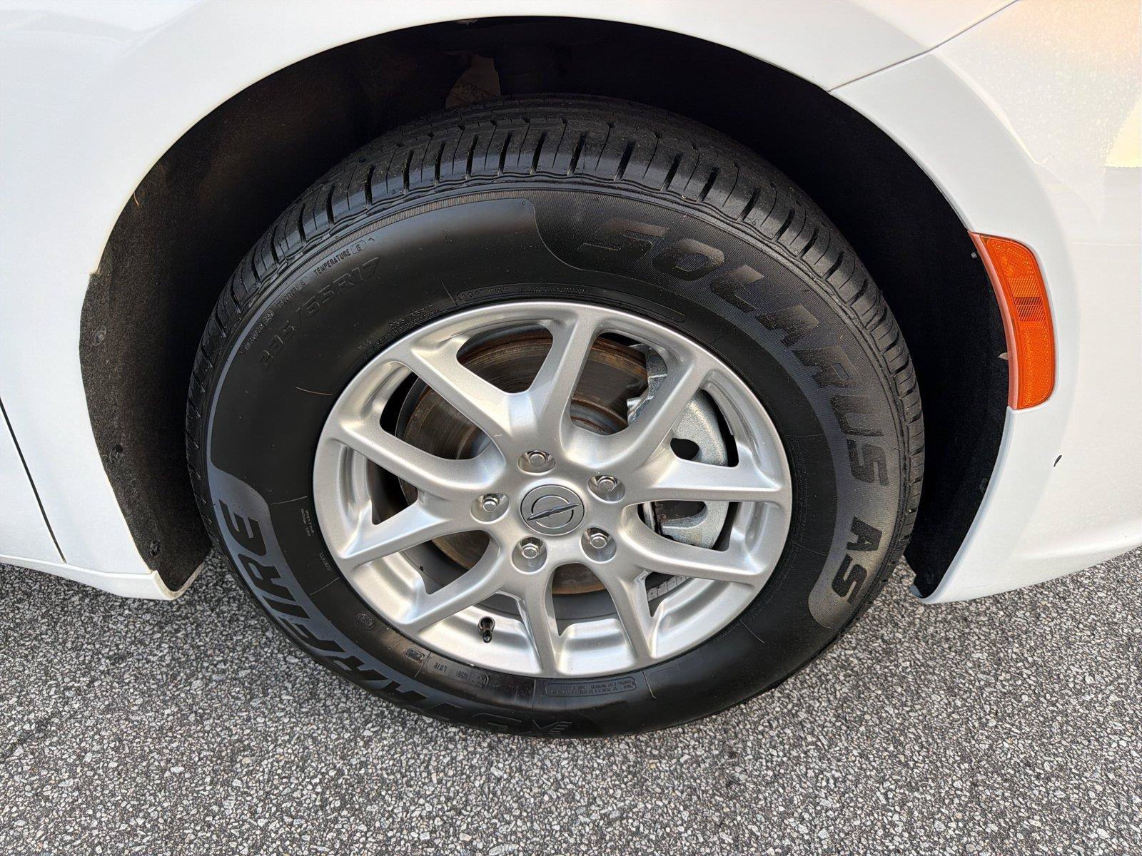Used 2024 Chrysler Pacifica Touring-L FWD image 11