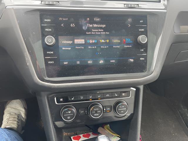 Used 2020 Volkswagen Tiguan SE w/ Panoramic Sunroof Package image 11