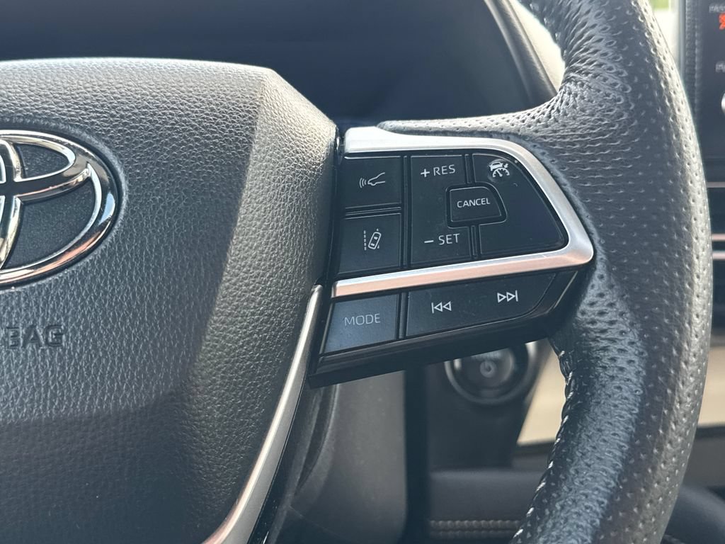 Used 2025 Toyota Sienna Limited AWD/4WD image 19