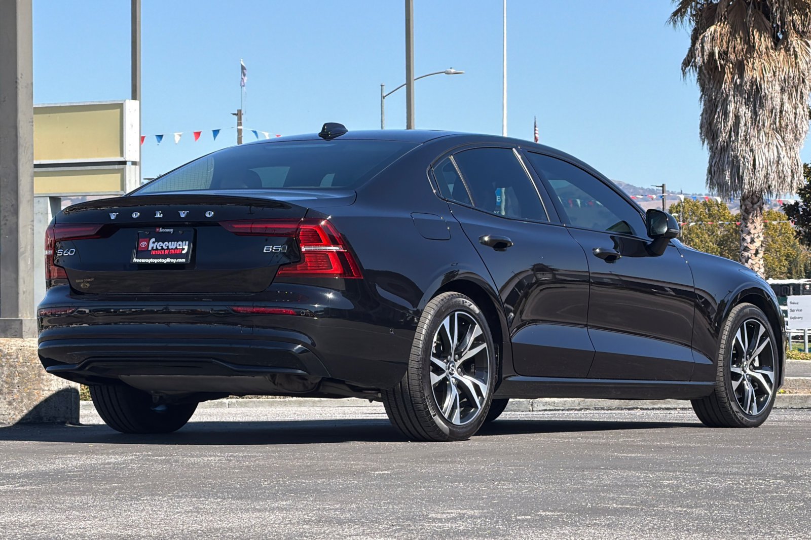 Used 2025 Volvo S60 B5 Plus AWD/4WD image 4