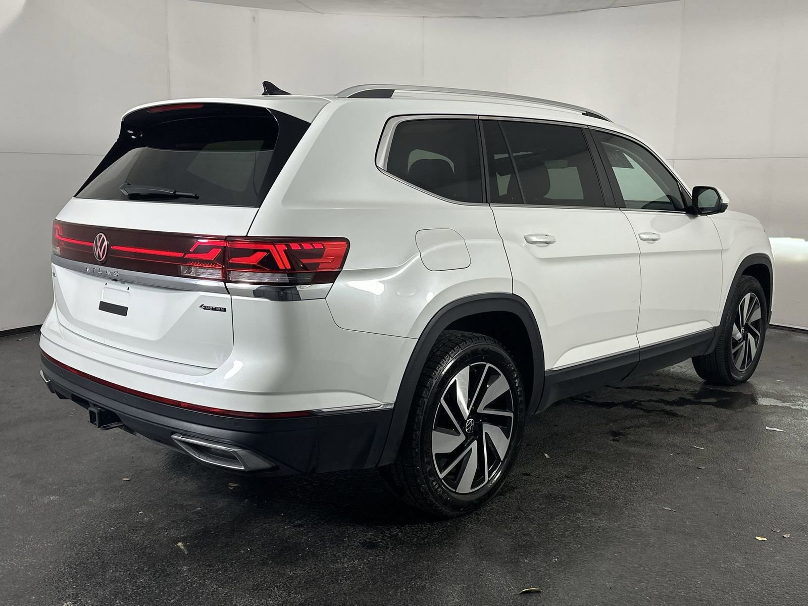Used 2025 Volkswagen Atlas SEL AWD/4WD image 8