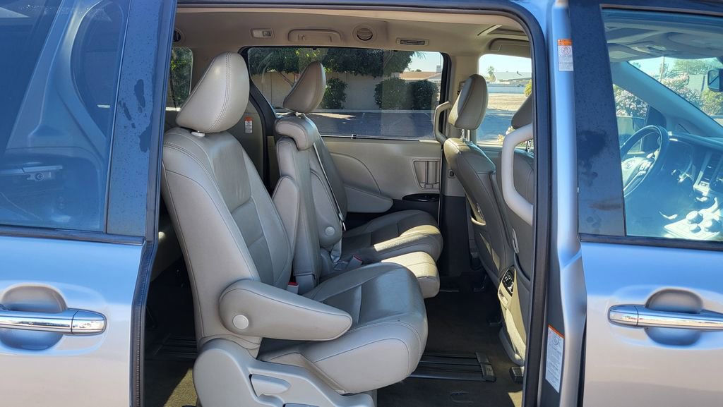 Used 2018 Toyota Sienna XLE w/ XLE Navigation Package image 21