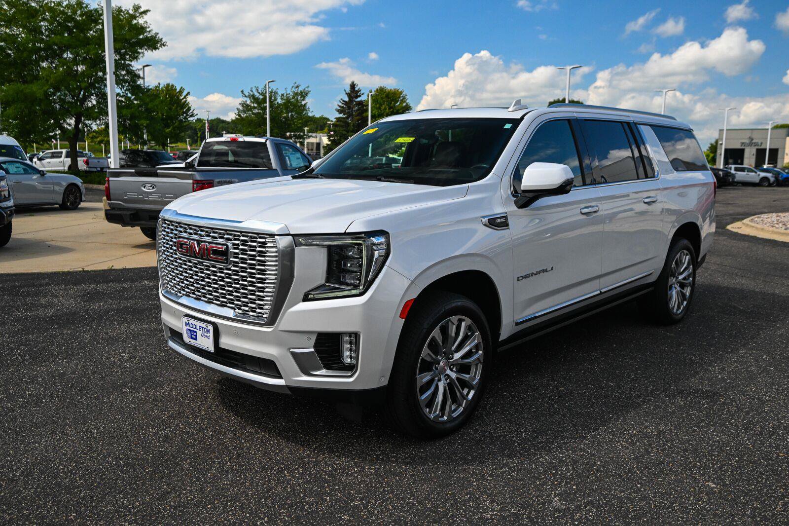 Used 2024 GMC Yukon XL Denali w/ Denali Reserve Package AWD/4WD image 9