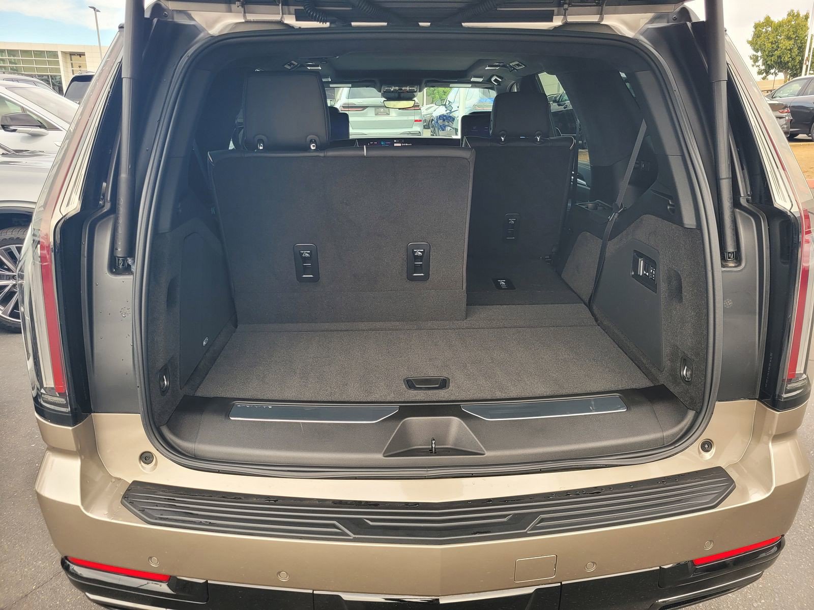 Certified 2025 Cadillac Escalade Sport Platinum AWD/4WD image 7