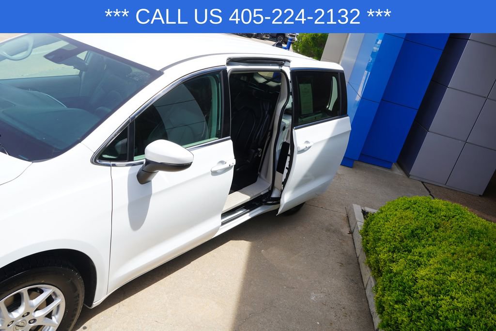 Used 2023 Chrysler Pacifica Touring-L FWD image 11