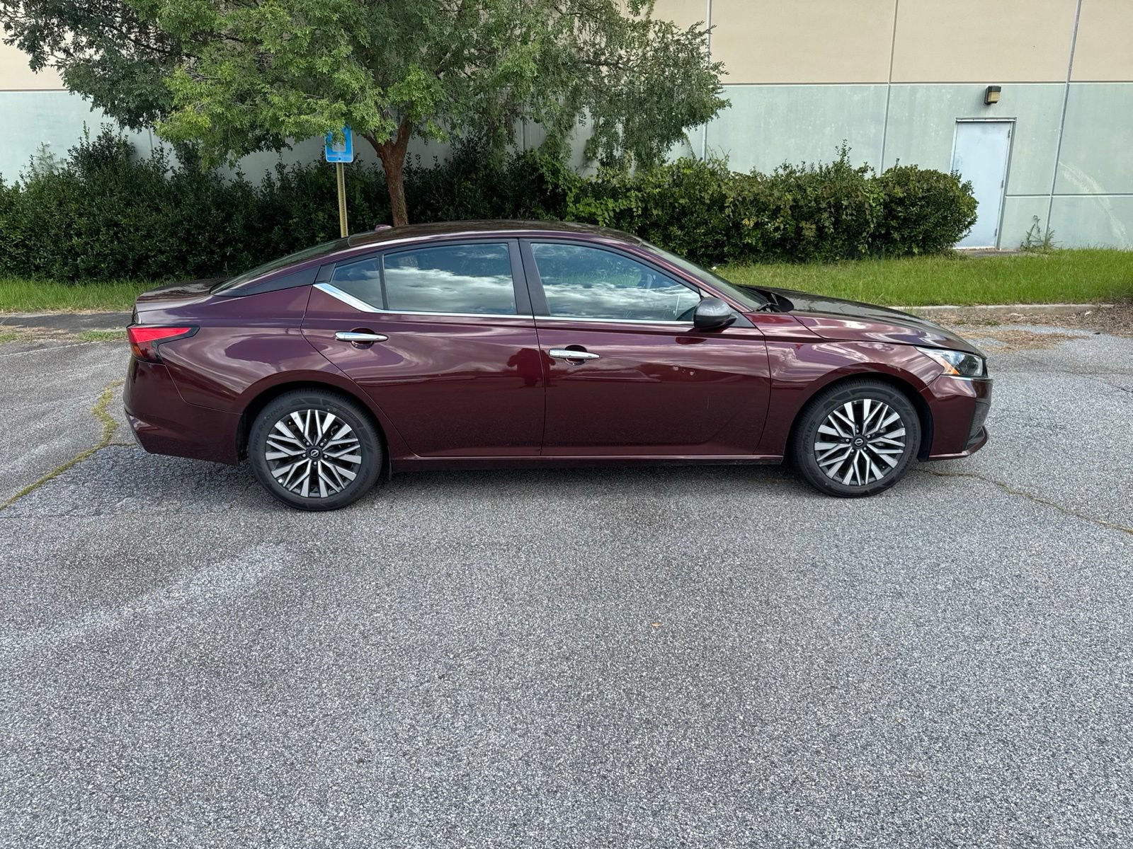 Used 2024 Nissan Altima 2.5 SV FWD image 5