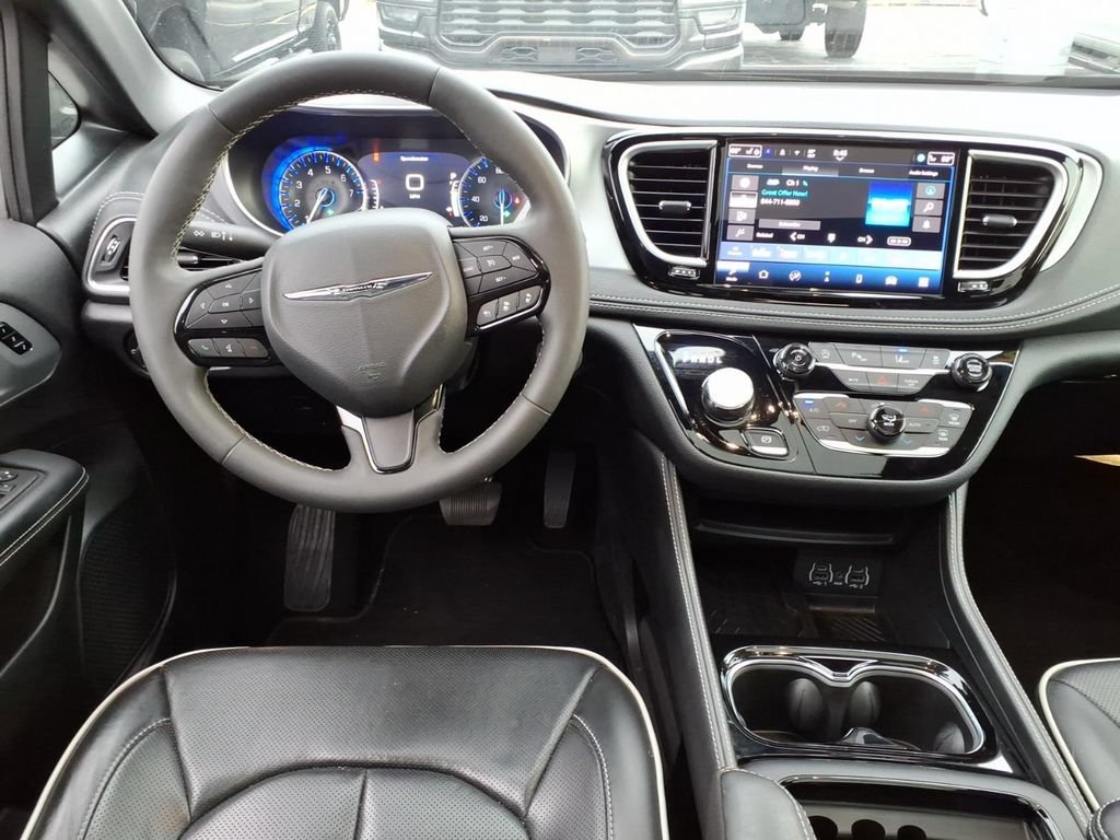 Certified 2025 Chrysler Pacifica Limited FWD image 14