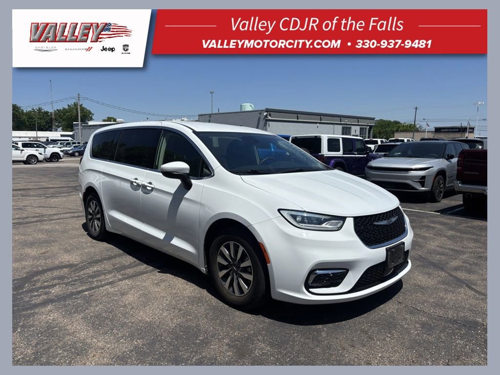 Used 2023 Chrysler Pacifica Touring-L FWD image 1